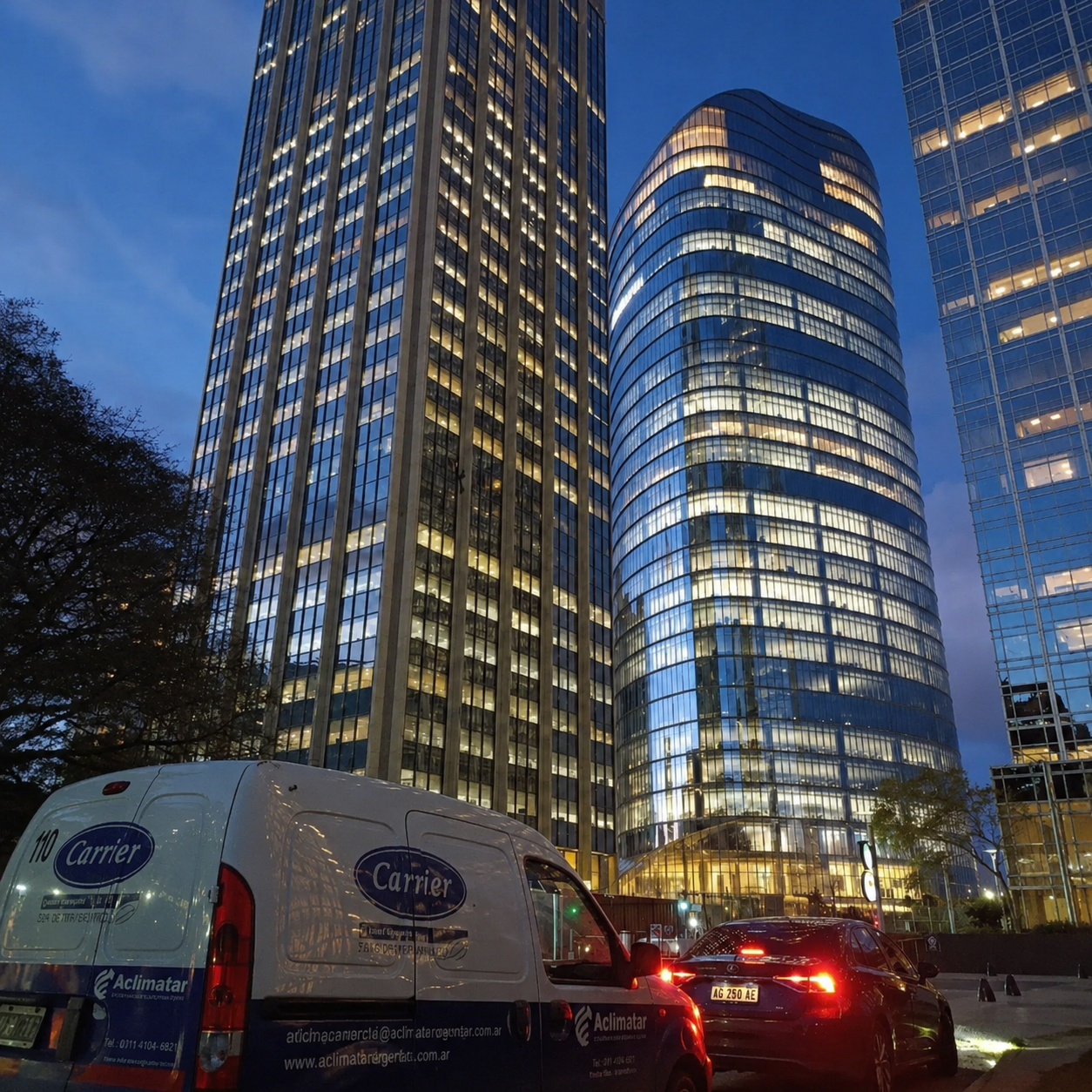 Camión Carrier de Aclimatar frente a torres corporativas
